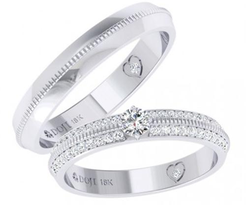 Nhẫn cưới vàng trắng viền kim cương, khắc hình trái tim